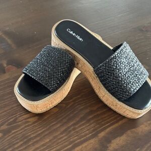 ✨Calvin Klein Black Woven Platform Slides